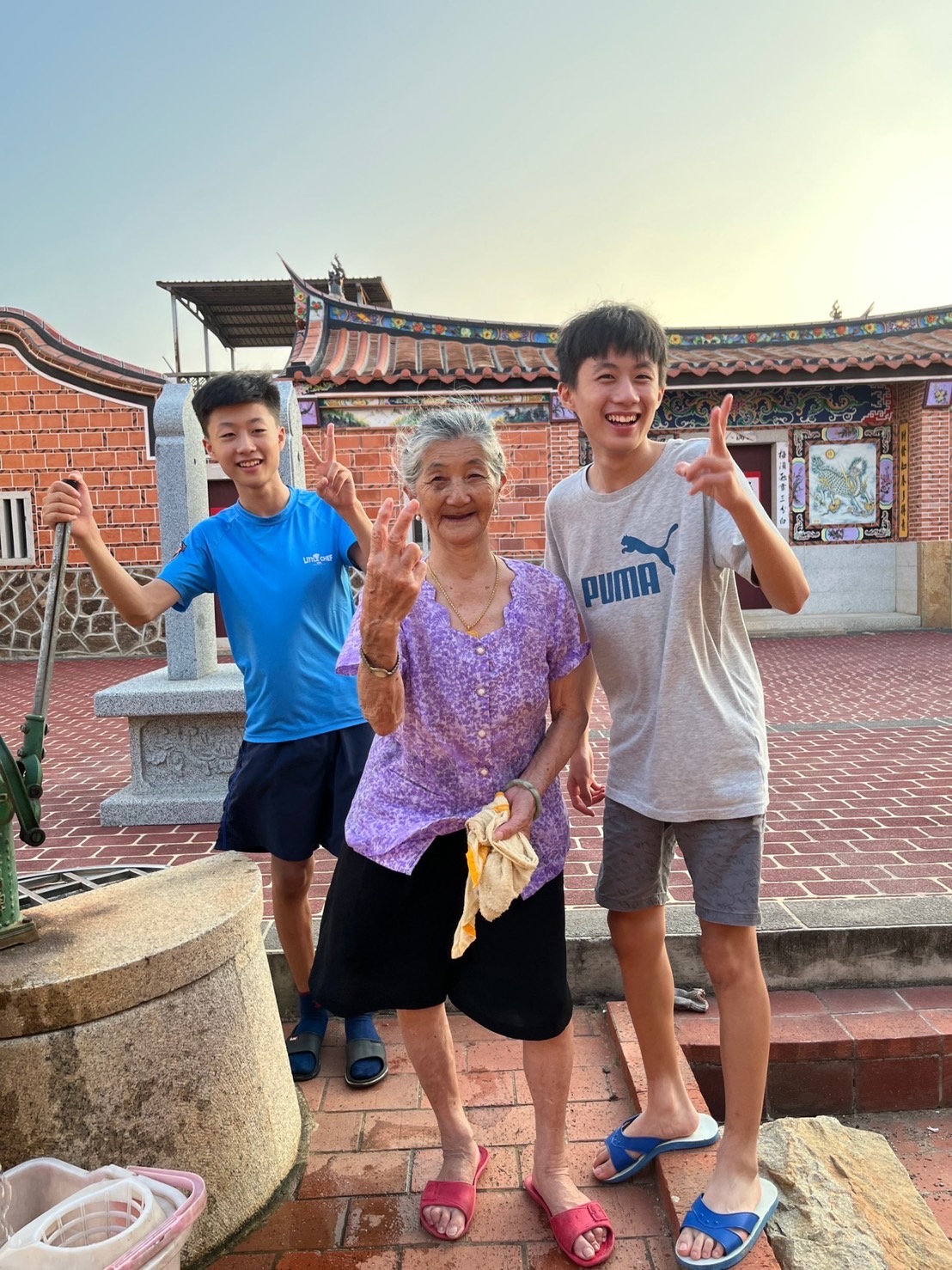 【樂齡新視界】徵件活動得獎作品-照片組13-29歲優選「在金門古厝前,外婆用濕毛巾降暑,真可愛!」,更多精彩樂齡生活得獎作品可至董氏基金會「華文心理健康網」觀賞。